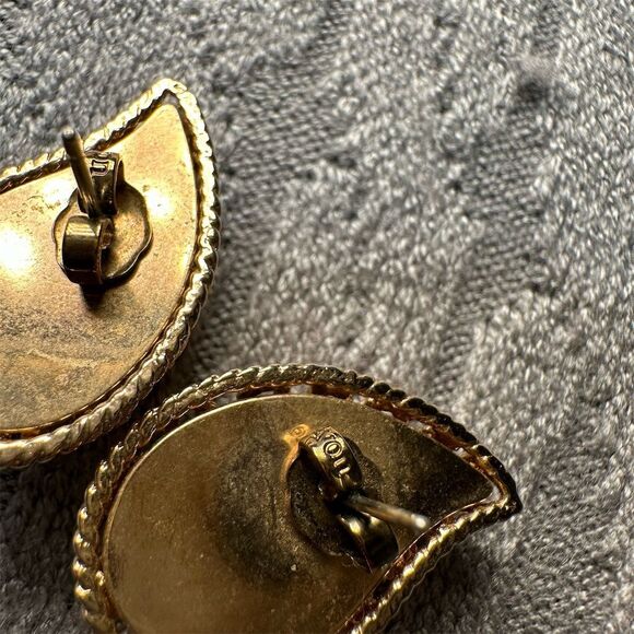 Vintage Avon Gold Tone Paisley Stud Earrings Retro Style - Picture 4 of 4